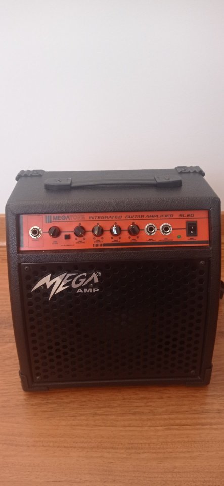 Amplificador guitarra eléctrica Mega de segunda mano · Foto 1 de 4 · Cuenca · 40 €