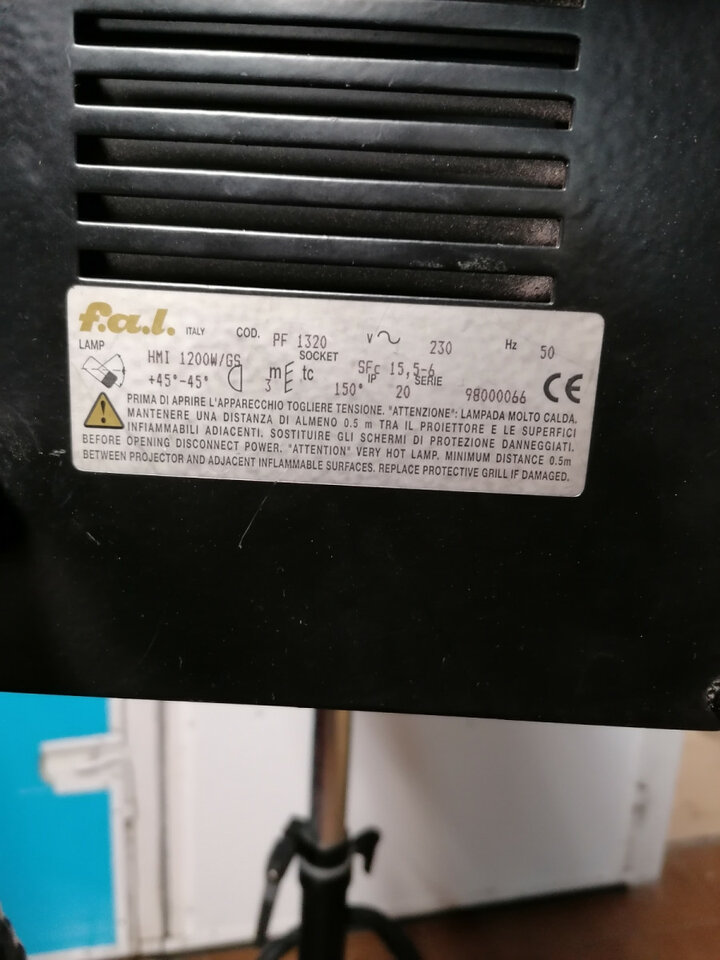 Cañón de seguimiento FAL Scala 1200 con flightcase y trípode