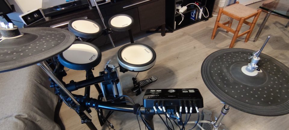 Batería Electrónica Yamaha DTX582 + Pedal Bombo de segunda mano · Foto 4 de 5 · Jaén · 850 €
