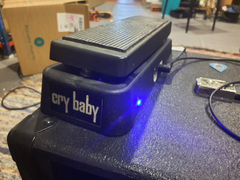 Pedal wah dunlop crybaby truebypass y led de segunda mano · Foto 1 de 2 · Almería · 70 €