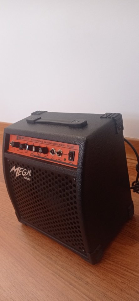 Amplificador guitarra eléctrica Mega de segunda mano · Foto 2 de 4 · Cuenca · 40 €
