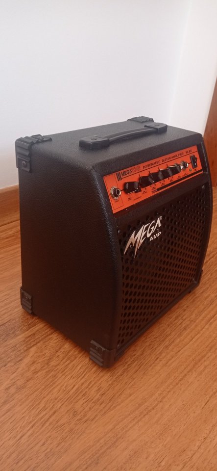 Amplificador guitarra eléctrica Mega de segunda mano · Foto 3 de 4 · Cuenca · 40 €