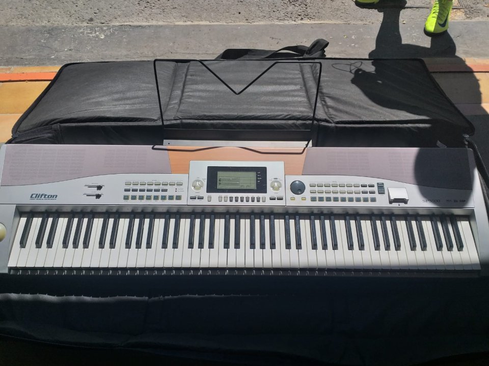 Teclado contrapesado Clifton SP5500 / Thomann SP-5500 de segunda mano · Foto 1 de 7 · Bizkaia · 300 €