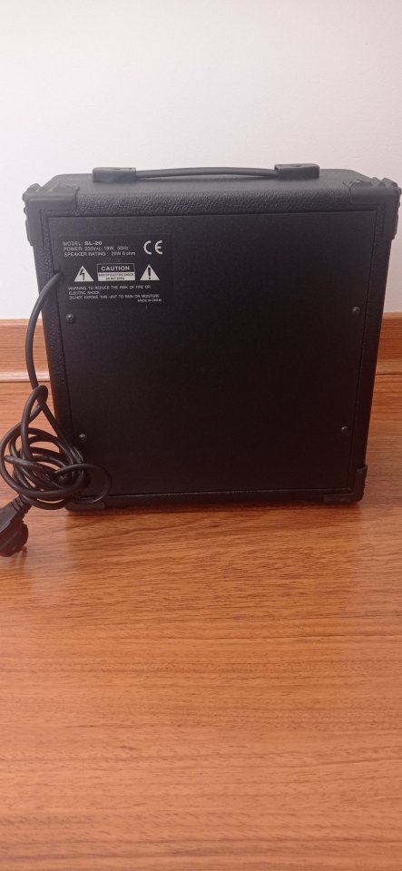 Amplificador guitarra eléctrica Mega de segunda mano · Foto 4 de 4 · Cuenca · 40 €