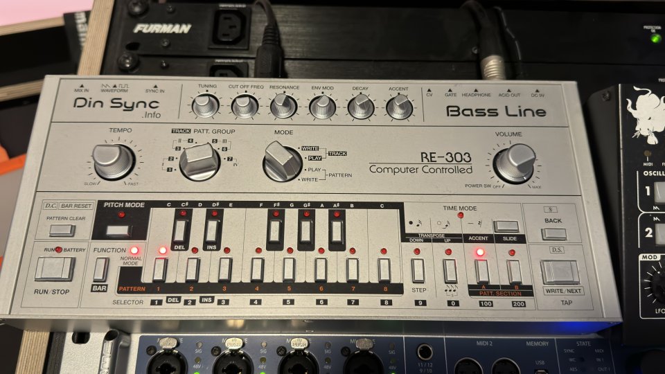 Dinsync 303 clone Roland 303 de segunda mano · Foto 1 de 4 · Illes Balears · 999 €