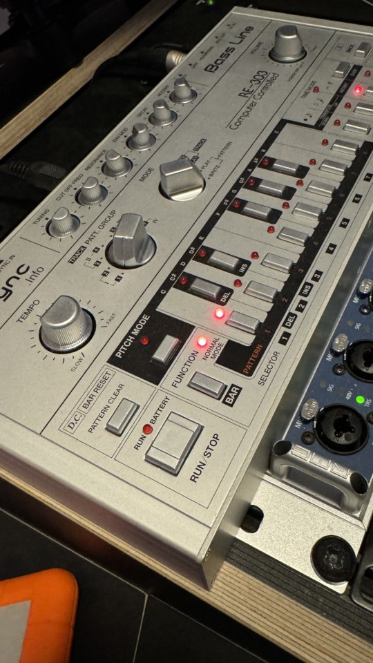 Dinsync 303 clone Roland 303 de segunda mano · Foto 2 de 4 · Illes Balears · 999 €