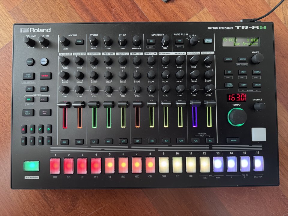 Caja de ritmos Roland TR-8S de segunda mano · Foto 1 de 5 · Madrid · 500 €