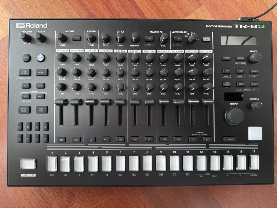 Caja de ritmos Roland TR-8S de segunda mano · Foto 3 de 5 · Madrid · 500 €