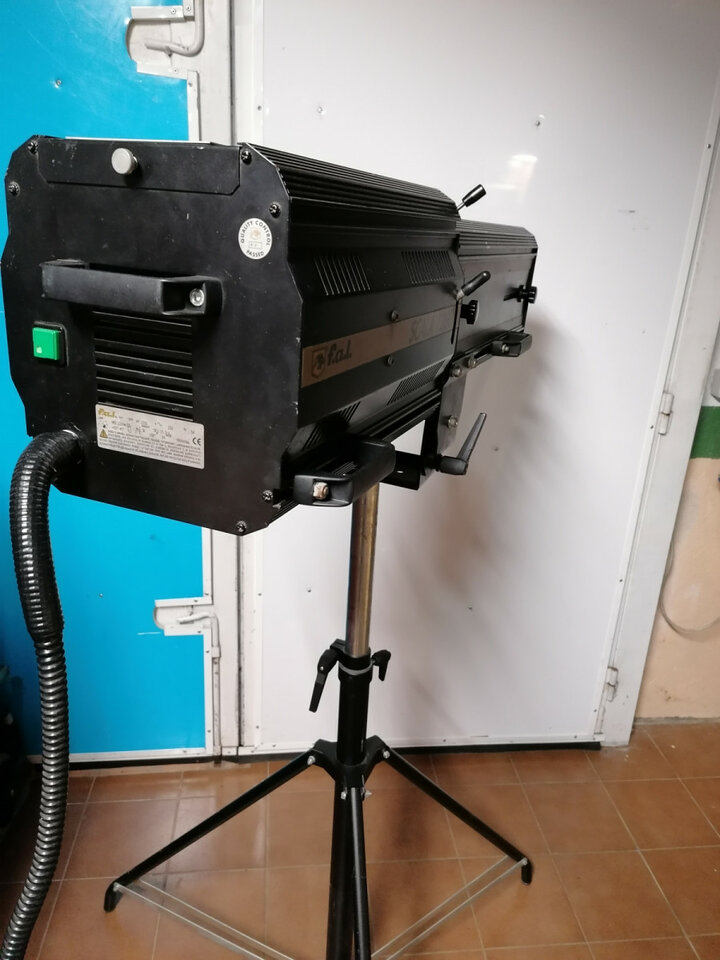 Cañón de seguimiento FAL Scala 1200 con flightcase y trípode