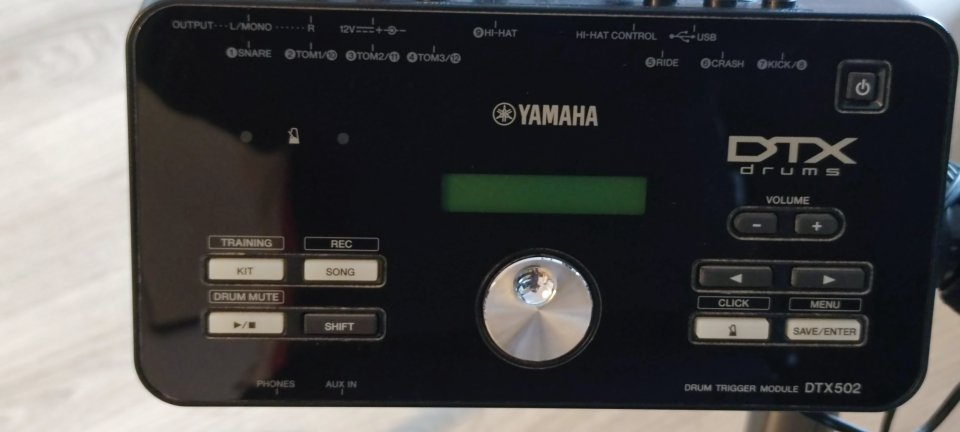 Batería Electrónica Yamaha DTX582 + Pedal Bombo de segunda mano · Foto 5 de 5 · Jaén · 850 €
