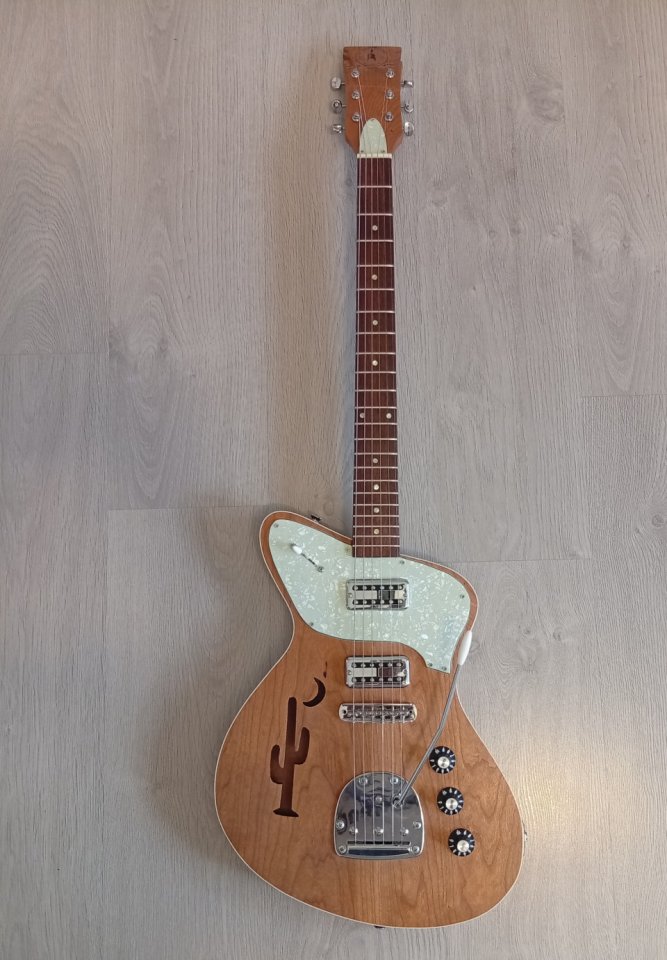 Guitarra semicaja hecha a mano.Maderas de primera. de segunda mano · Foto 1 de 10 · Madrid · 600 €