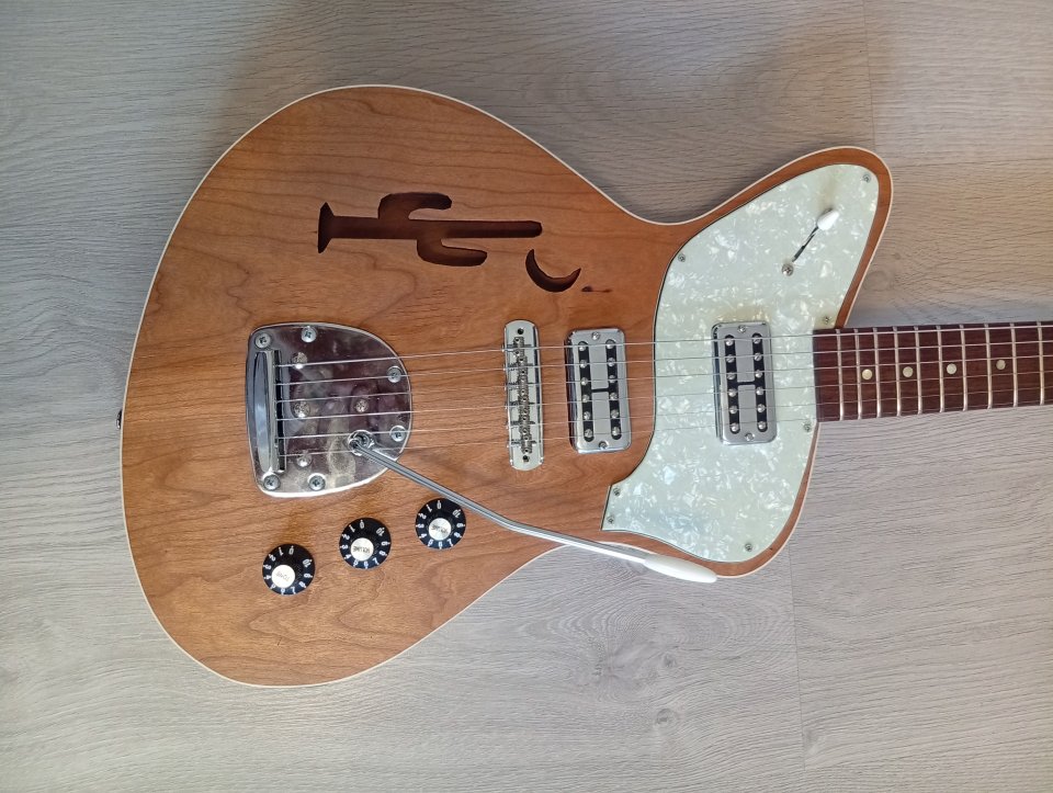 Guitarra semicaja hecha a mano.Maderas de primera. de segunda mano · Foto 2 de 10 · Madrid · 600 €