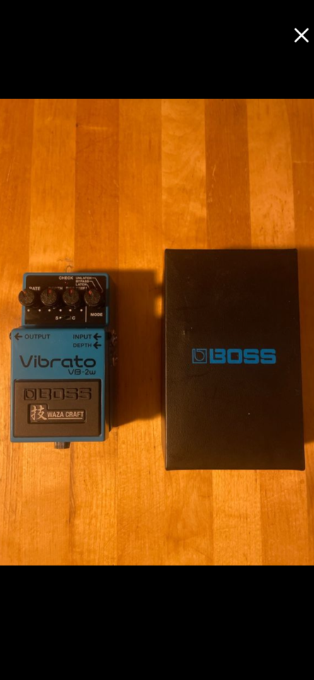 BOSS VB-2W Vibrato WAZA CRAFT Pedal Guitarra