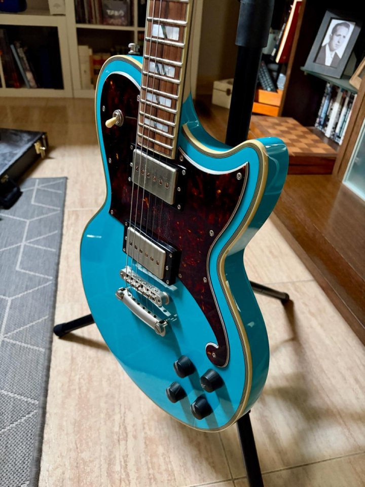 D'Angelico DELUXE BRANDON NIEDERAUER ATLANTIC + Pickups "Q-pickups" de segunda mano · Foto 3 de 7 · Zaragoza · 1200 €