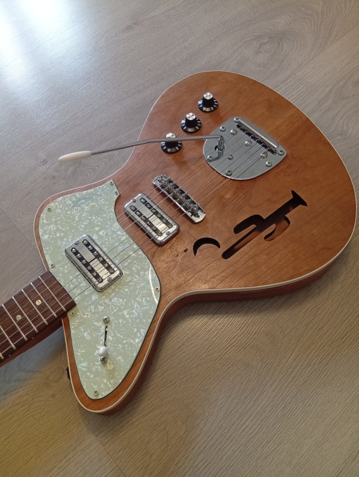 Guitarra semicaja hecha a mano.Maderas de primera. de segunda mano · Foto 3 de 10 · Madrid · 600 €