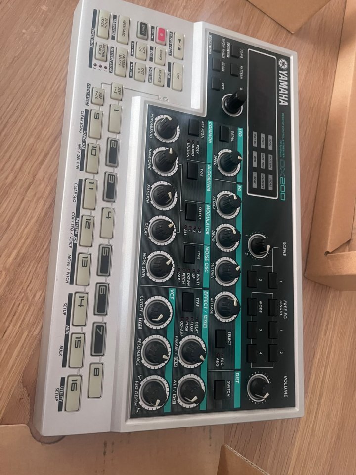 Yamaha DX 200 (IMPECABLE) de segunda mano · Foto 1 de 5 · Málaga · 650 €