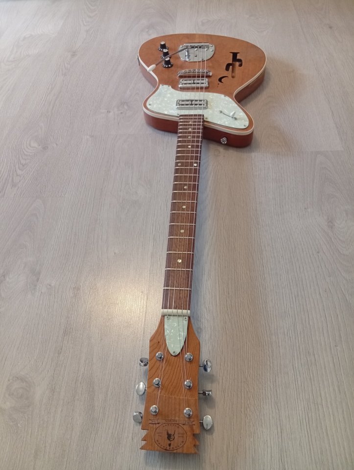 Guitarra semicaja hecha a mano.Maderas de primera. de segunda mano · Foto 4 de 10 · Madrid · 600 €