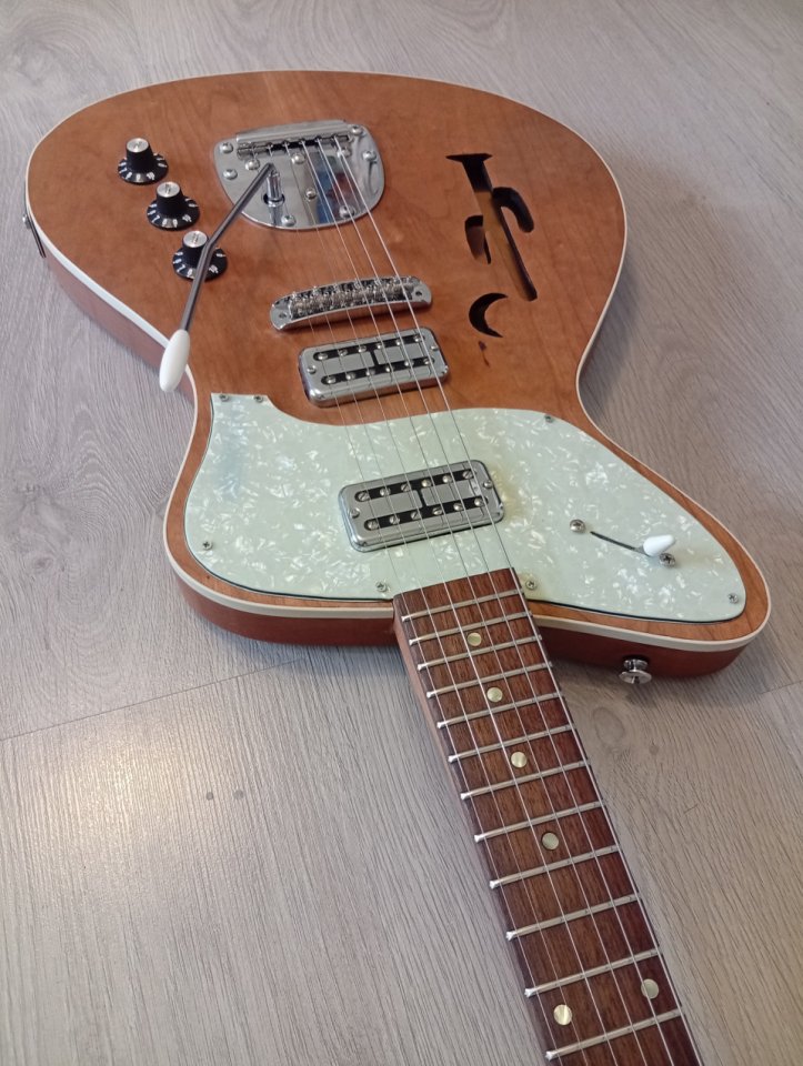 Guitarra semicaja hecha a mano.Maderas de primera. de segunda mano · Foto 5 de 10 · Madrid · 600 €