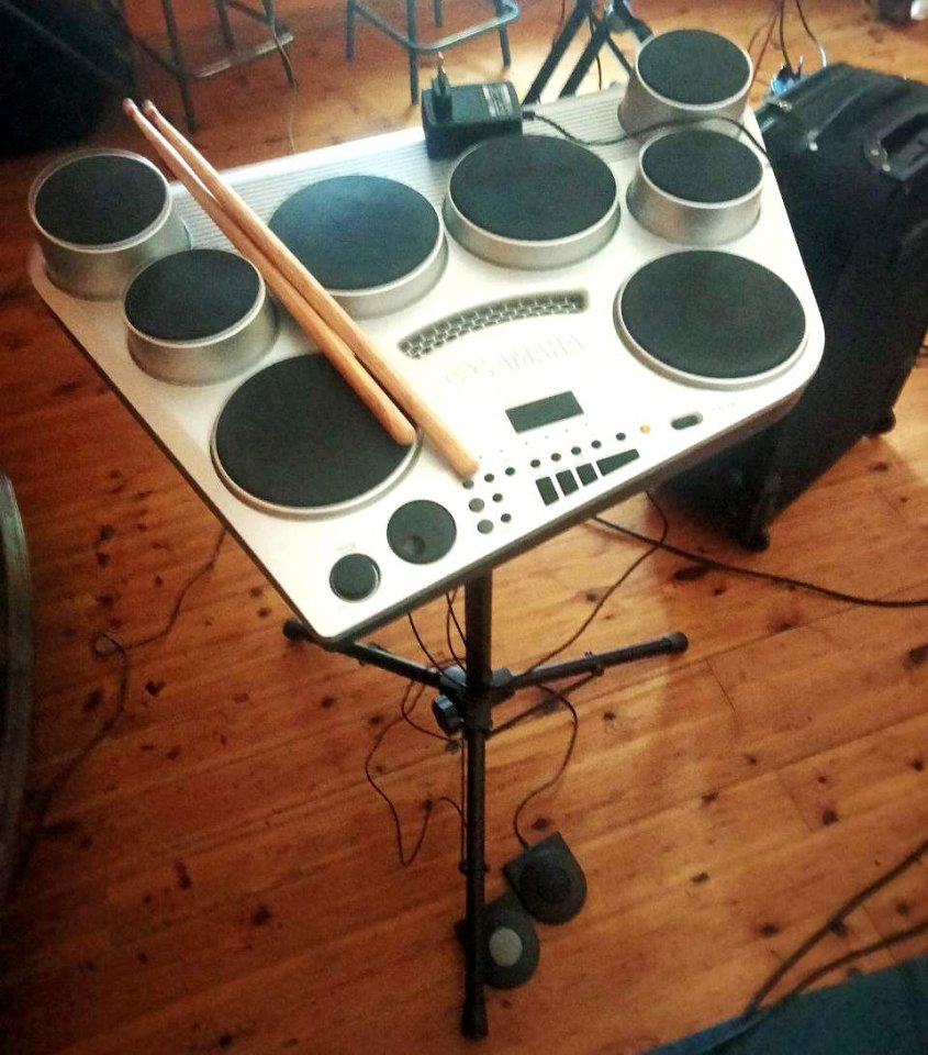 Batería electrónica YAMAHA DD-65 + baquetas + soporte + maleta transporte + PORTES