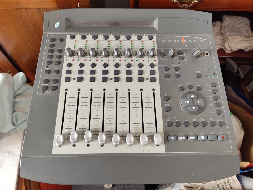 Controladora DAW Command 8