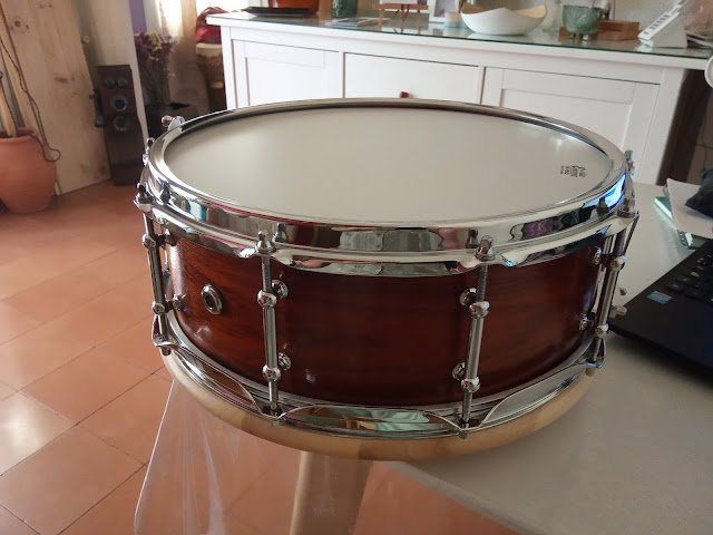 En venda caixa/tabal BcnDrums "Vi Ranci" de caoba (mahogany) amb un reforç.