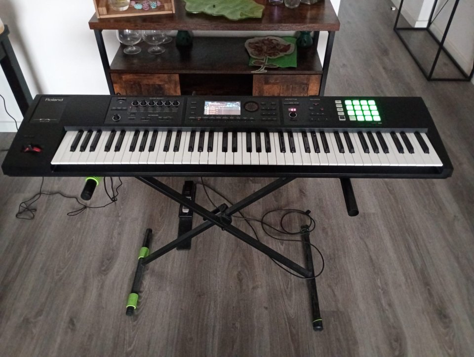 ROLAND FA-07 76 teclas