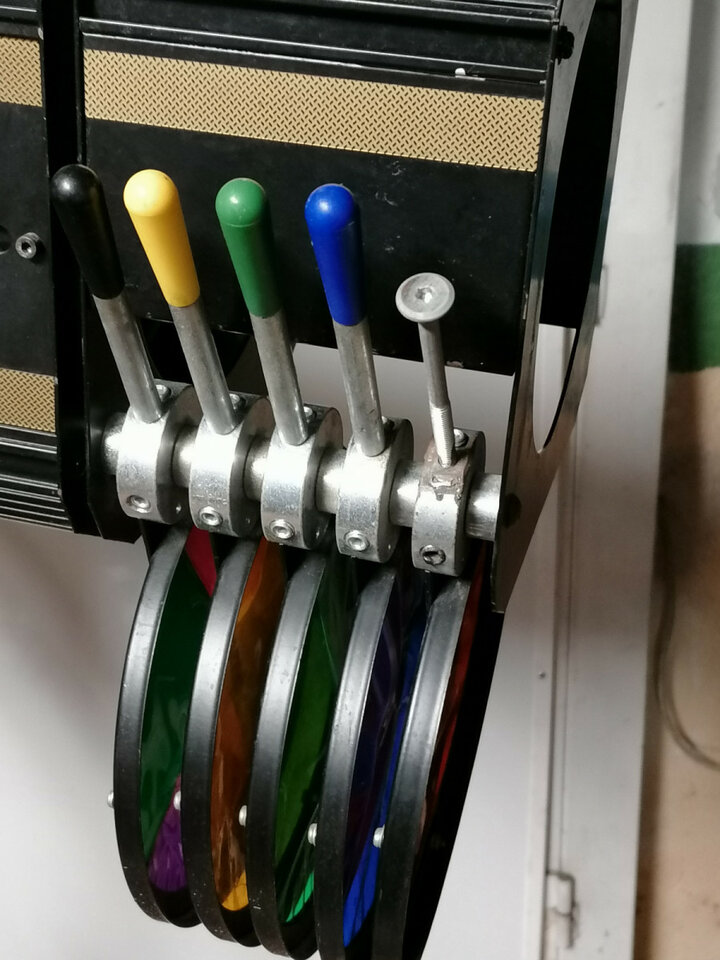 Cañón de seguimiento FAL Scala 1200 con flightcase y trípode