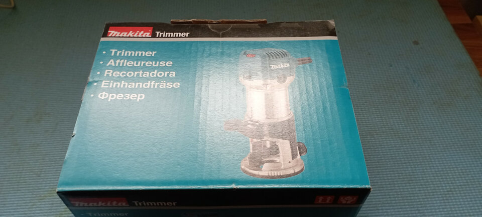 Makita RT0702C