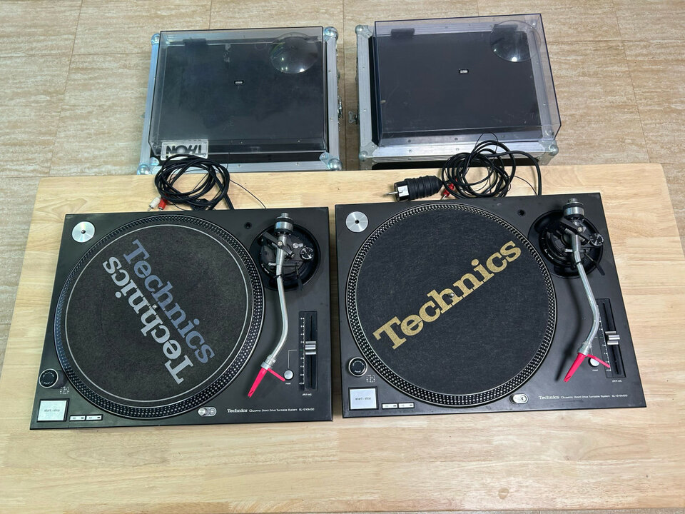 Pareja Technics 1210 M3D + tapas + fligthcase
