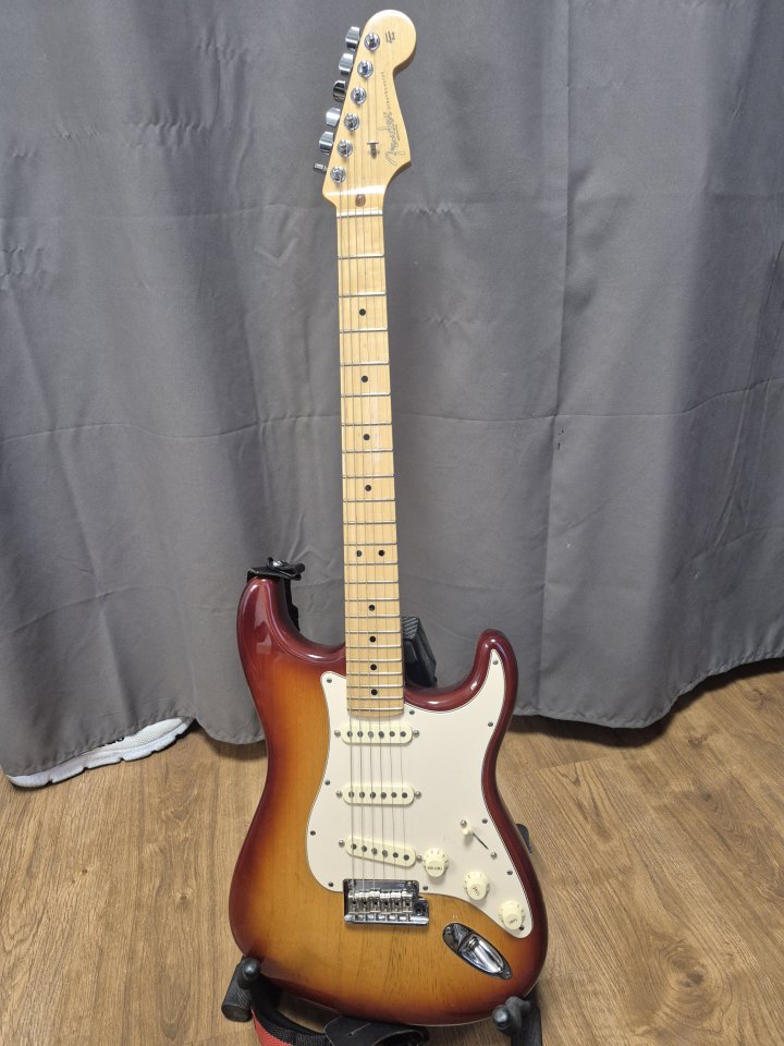 Fender stratocaster American standard sunburst 2011 de segunda mano · Foto 1 de 9 · Barcelona · 1150 €