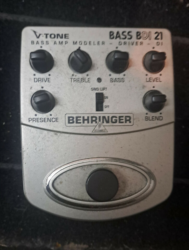Vendo distorsión bajo bwhringer bass BDI 21