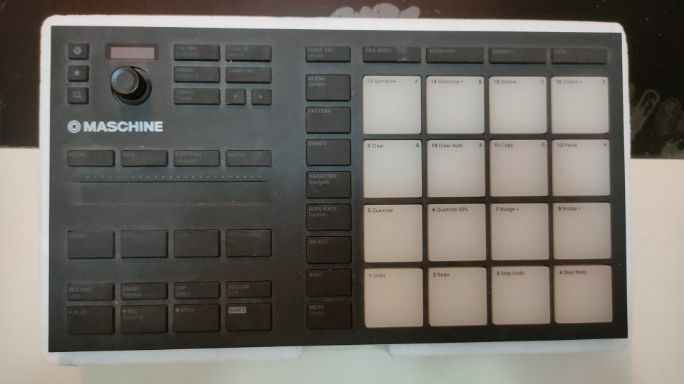 Native Instruments Maschine Mikro MK3 de segunda mano · Foto 1 de 2 · Jaén · 90 €