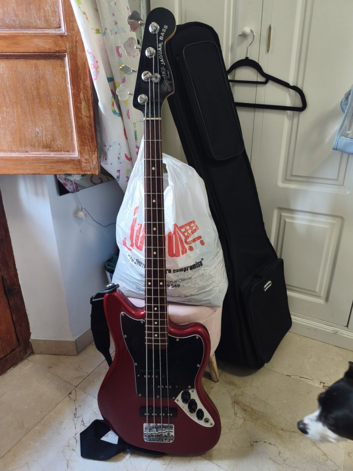 Bajo Squier Jaguar Bass Vint. Modif. SS Candy Apple Red de segunda mano · Foto 1 de 10 · Sevilla · 325 €