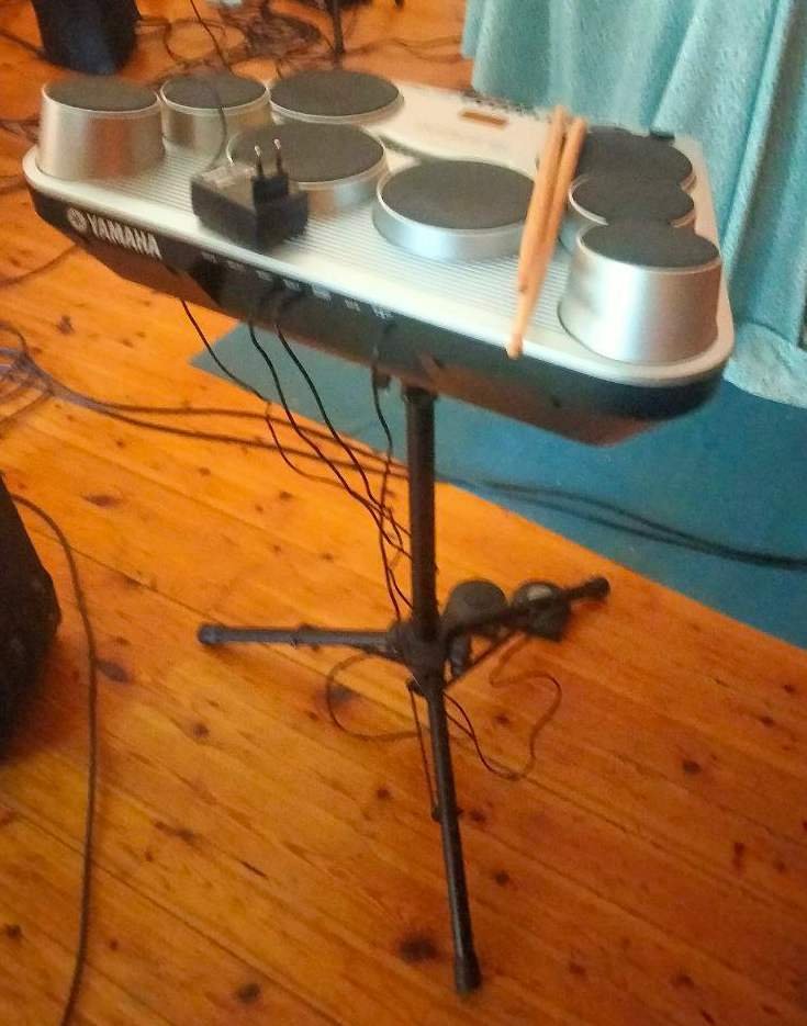 Batería electrónica YAMAHA DD-65 + baquetas + soporte + maleta transporte + PORTES