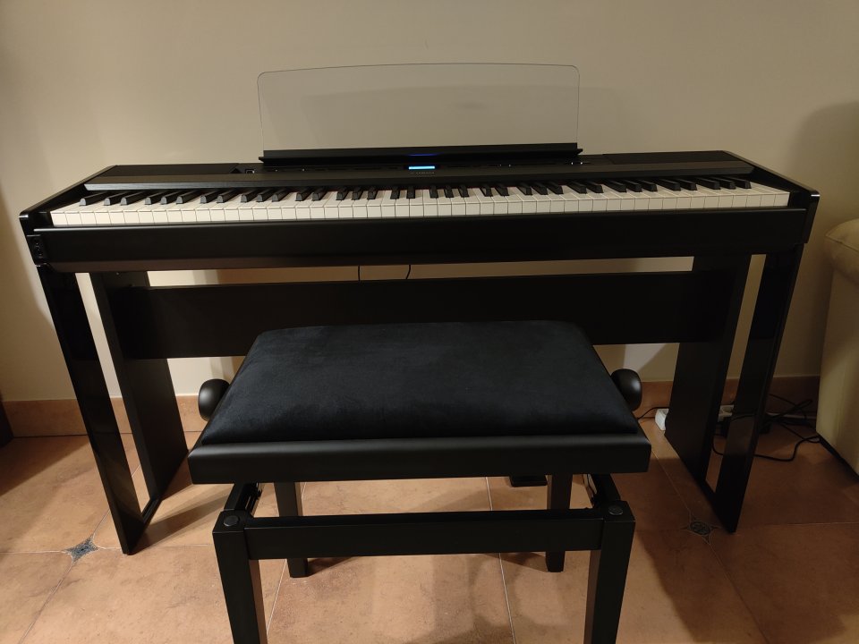 YAMAHA P525 NEGRO+soporte Yamaha L515b