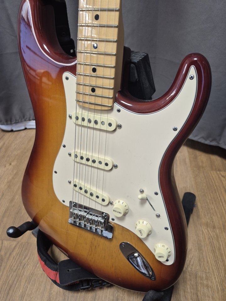 Fender stratocaster American standard sunburst 2011 de segunda mano · Foto 8 de 9 · Barcelona · 1150 €