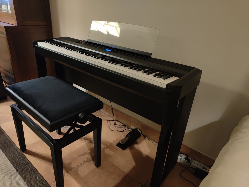 YAMAHA P525 NEGRO+soporte Yamaha L515b