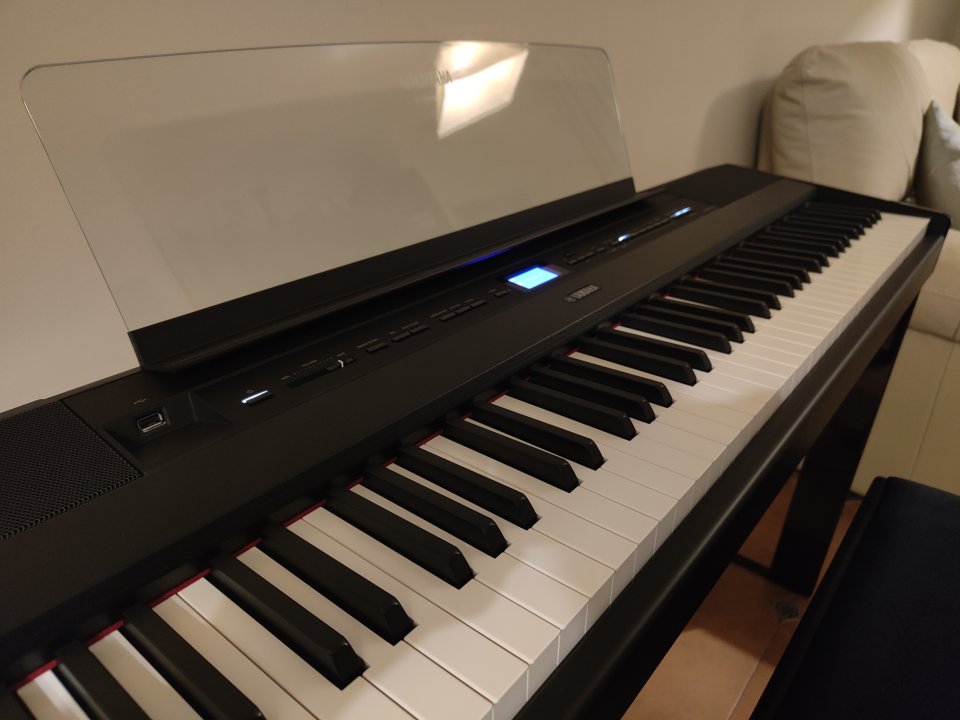 YAMAHA P525 NEGRO+soporte Yamaha L515b