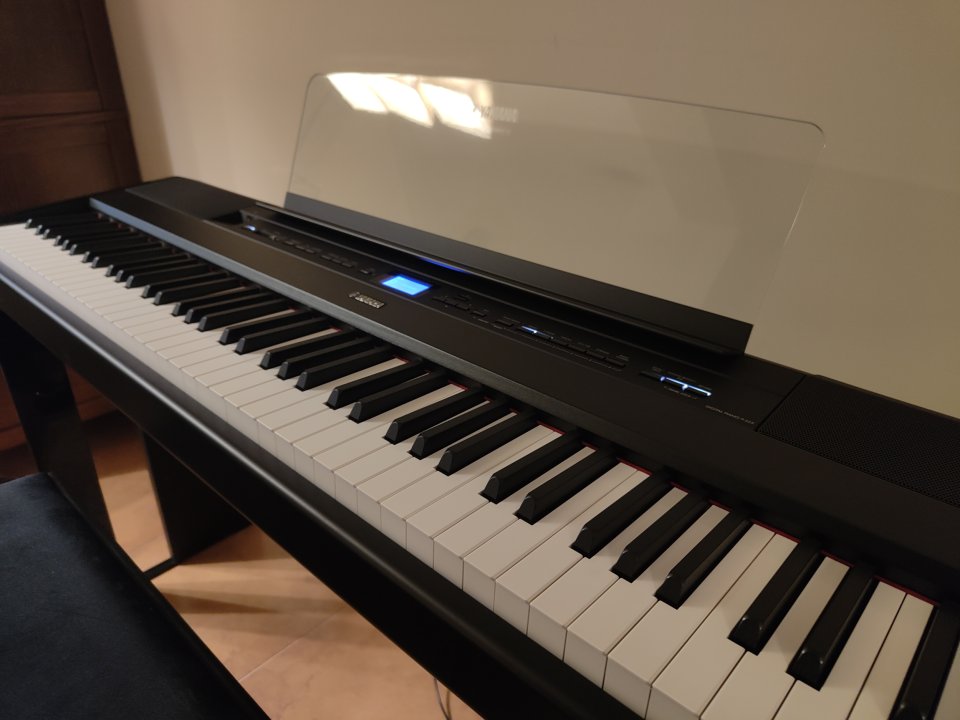 YAMAHA P525 NEGRO+soporte Yamaha L515b