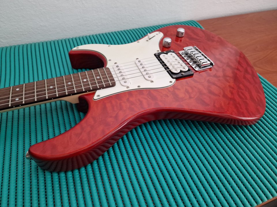 Yamaha Pacifica 212VQM CMB con funda y accesorios