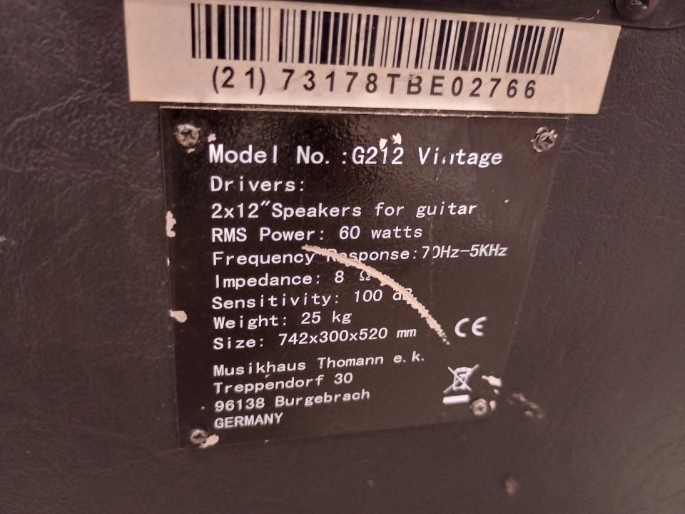 Pantalla 2x12 V30 Harley benton de segunda mano · Foto 2 de 7 · Málaga · 160 €