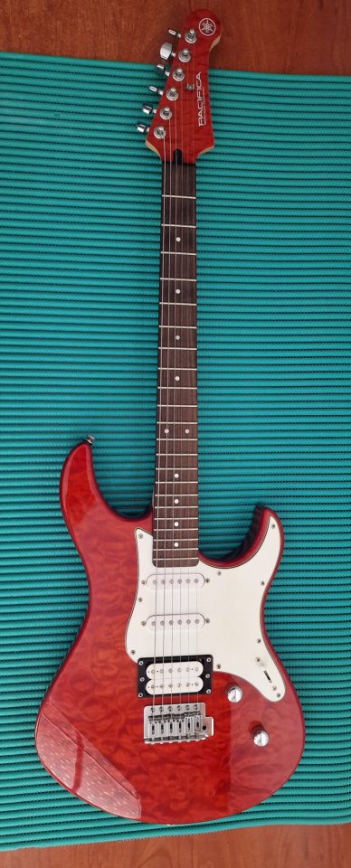 Yamaha Pacifica 212VQM CMB con funda y accesorios