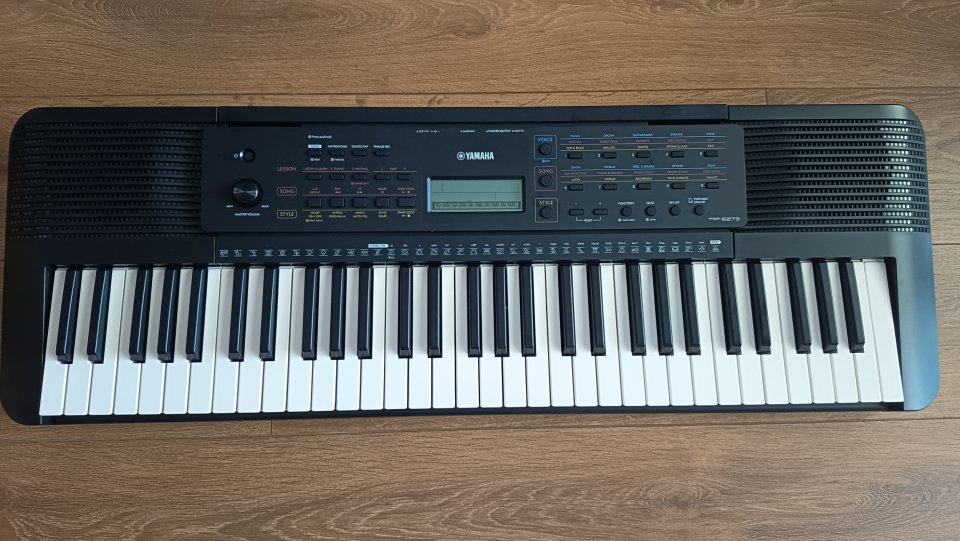 Teclado Yamaha PSR-E273 (Casi nuevo) + Funda + Pedal + Accesorios de segunda mano · Foto 1 de 7 · Málaga · 160 €