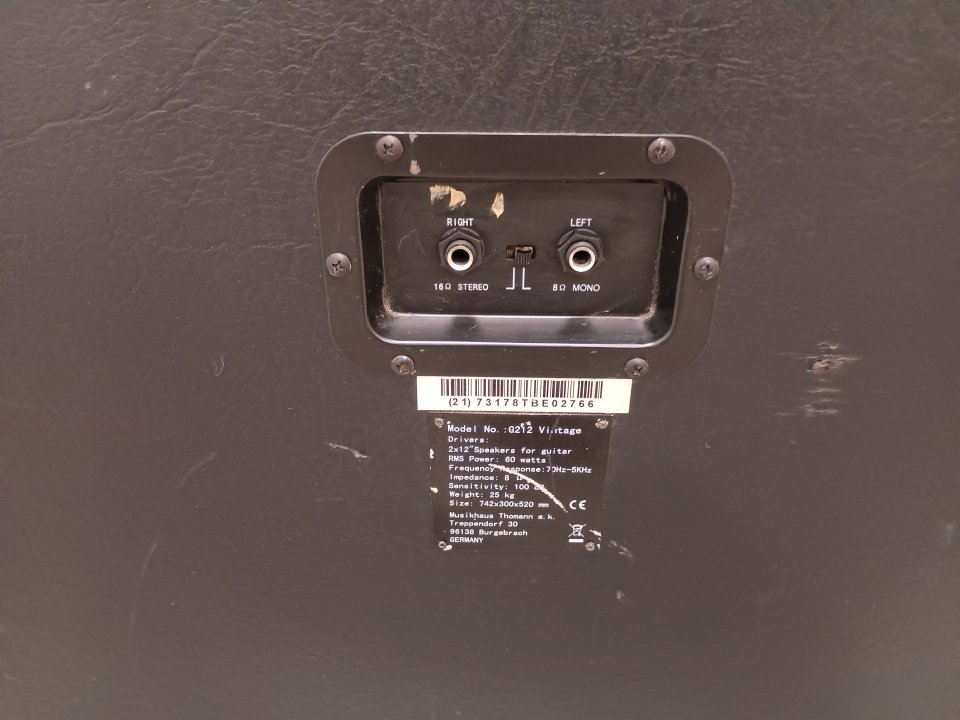 Pantalla 2x12 V30 Harley benton de segunda mano · Foto 3 de 7 · Málaga · 160 €