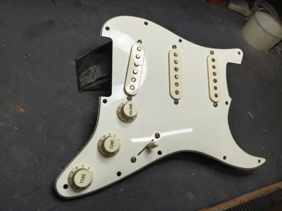 Vendido Golpeador Fender Strat Pre Cableado Fat 50'S SSS. 2013.