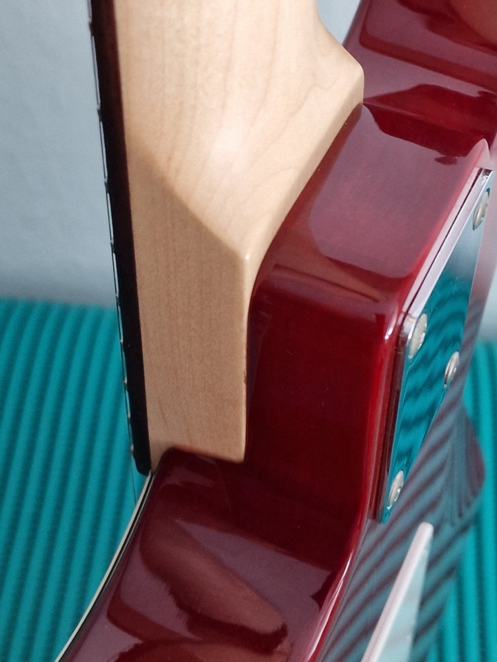 Yamaha Pacifica 212VQM CMB con funda y accesorios