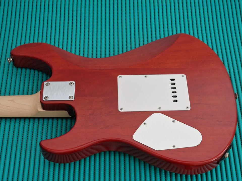 Yamaha Pacifica 212VQM CMB con funda y accesorios