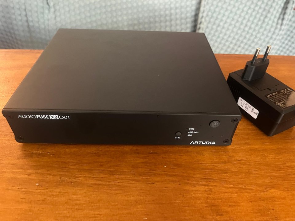 Interface y convertidor Arturia de segunda mano · Foto 5 de 5 · Barcelona · 450 €
