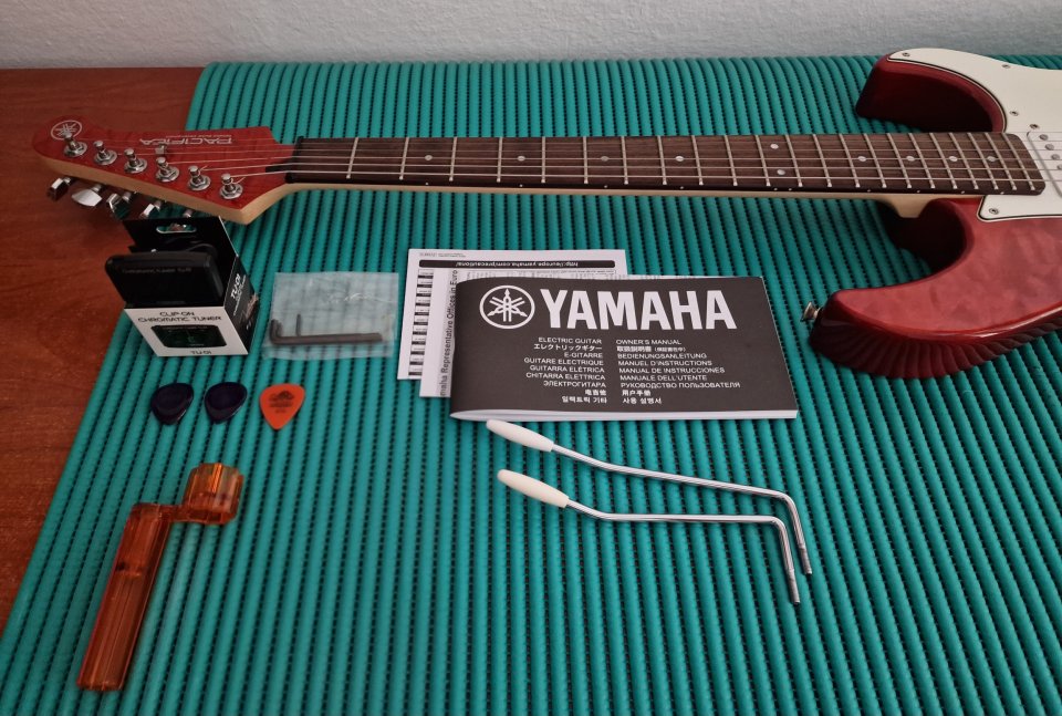 Yamaha Pacifica 212VQM CMB con funda y accesorios
