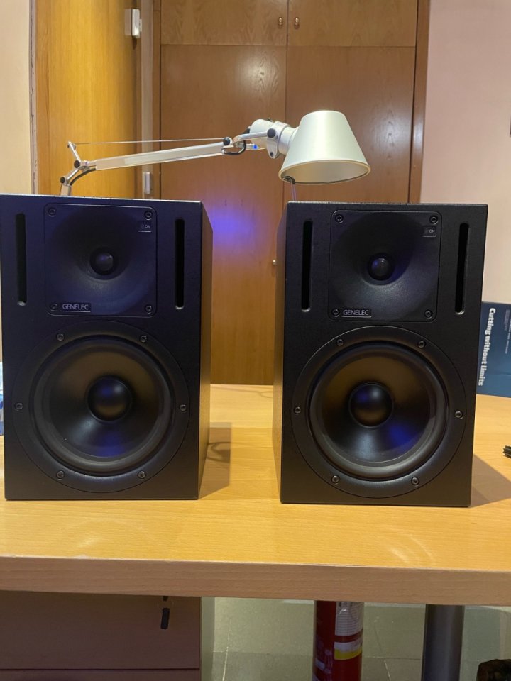 Monitores de estudio Genelec 1030A